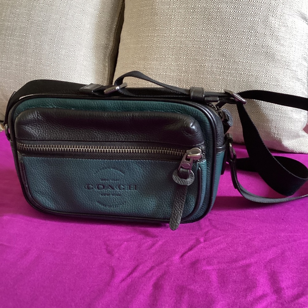 Coach Thompson Pebbled Leather Camera Bag. Gem